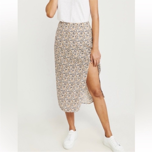 Abercrombie & Fitch Dresses & Skirts - Abercrombie & Fitch floral midi skirt with slit elastic waist Size xs